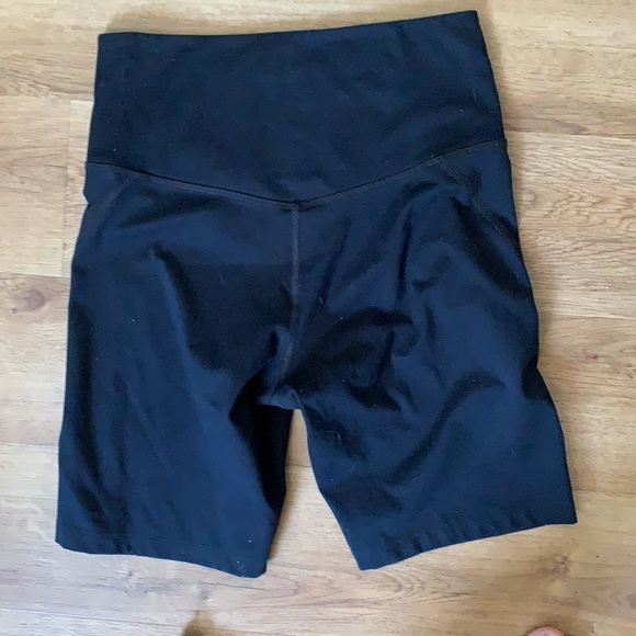 girlfriend collective high rise pocket bike shorts - Picture 4 of 4